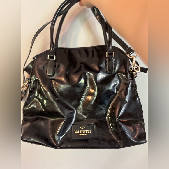 *VALENTINO GARAVANI Patent Black Bow Shoulder Bag. - Picture 4 of 4